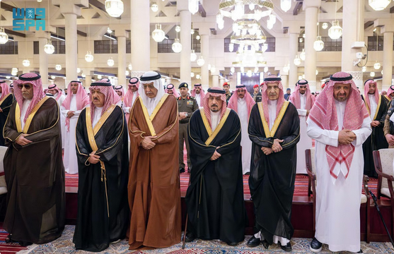 أمير الرياض يؤدي صلاة الميت على الأميرة نوره بنت عبدالعزيز بجامع الإمام تركي بن عبدالله 1 22 2 6