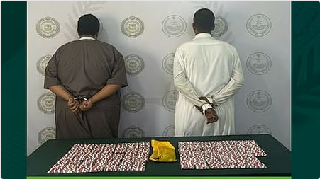 "المخدرات" تطيح بمواطنين في عسير لترويجهما الحشيش وأقراصاً خاضعة للرقابة 1 22 82