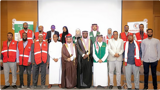 بتمويل من مركز الملك سلمان للإغاثة.. تدشين مشروع المياه والإصحاح البيئي في مخيمات النازحين بالصومال 1 22 85