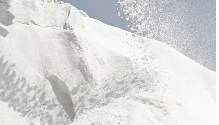 "الذهب الأبيض" يغزو الأسواق: 3.7 مليار ريال من صادرات الملح بحلول منتصف 2025 1 3 274