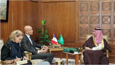 أمير عسير يستقبل القنصل العام للجمهورية الفرنسية 7 3 275