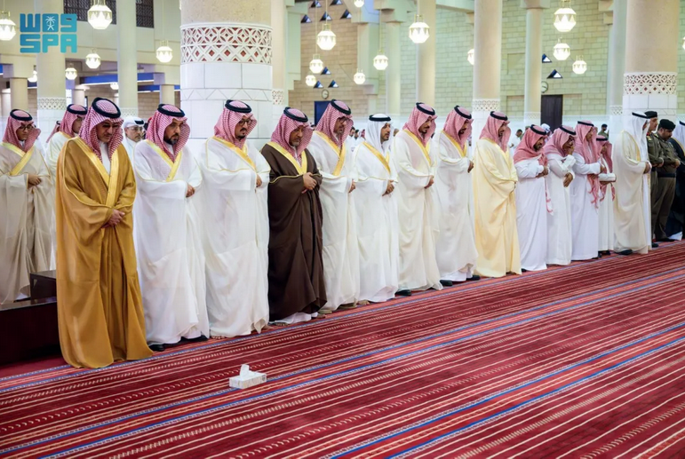 أمير الرياض يؤدي صلاة الميت على الأميرة نوف بنت سعود 1 33 117