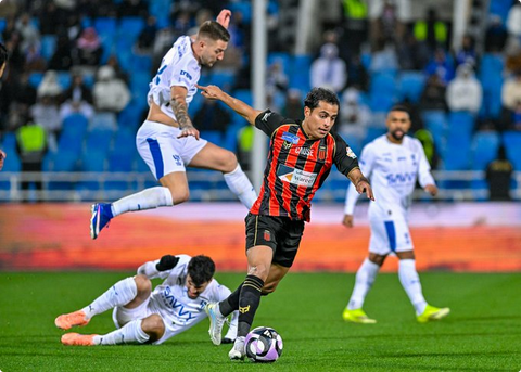 بعزيمة "العشرة".. الرياض يصعق الهلال ويوقف قطار انتصاراته بنقطة تاريخية في دوري روشن 1 33 127