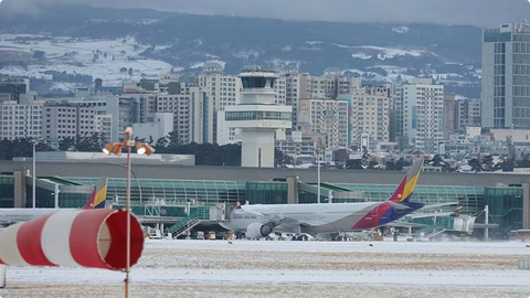 ثلوج كثيفة تشل حركة مطار جيجو في كوريا وتربك 11 ألف مسافر 1 33 129