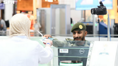 جوازات مطار المدينة تنهي إجراءات أولى رحلات مغادرة ضيوف الرحمن لحج 1447هـ 17 33 2 8