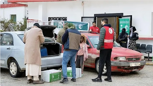 «إغاثي الملك سلمان» يوزع 2.416 سلة غذائية في درنة بليبيا 1 333 68