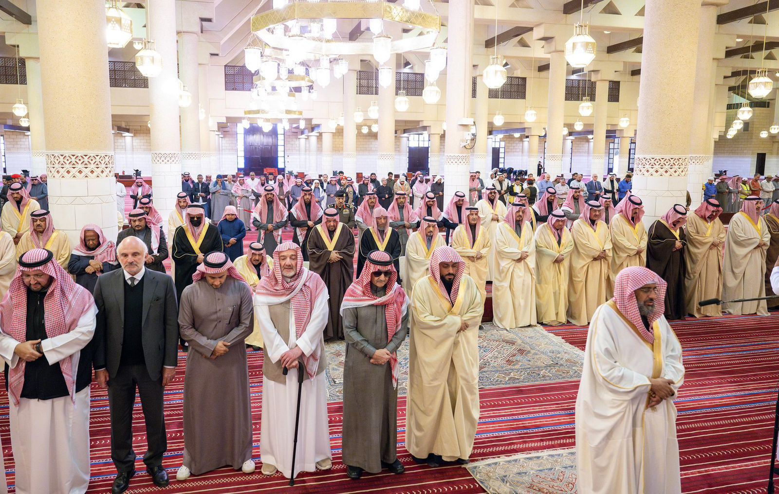 أمير الرياض يؤدي صلاة الميت على والدة الأمير الوليد بن طلال بن عبدالعزيز 1 4 1935