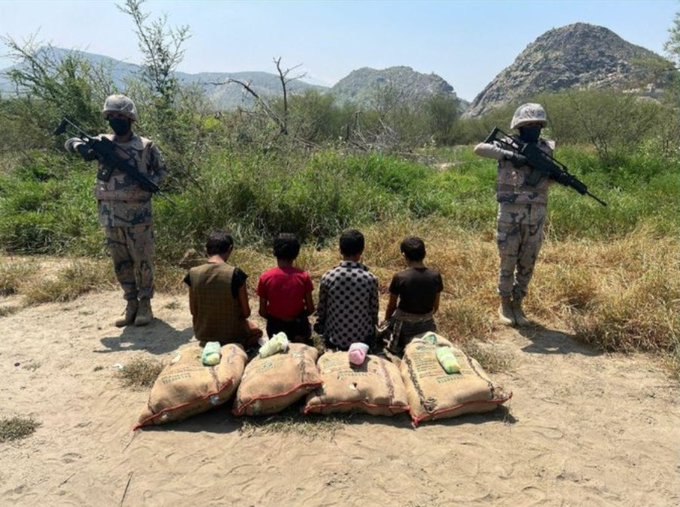 عسير.. القبض على 4 مخالفين يمنيين لتهريبهم 80 كجم من القات المخدر 1 4 2083