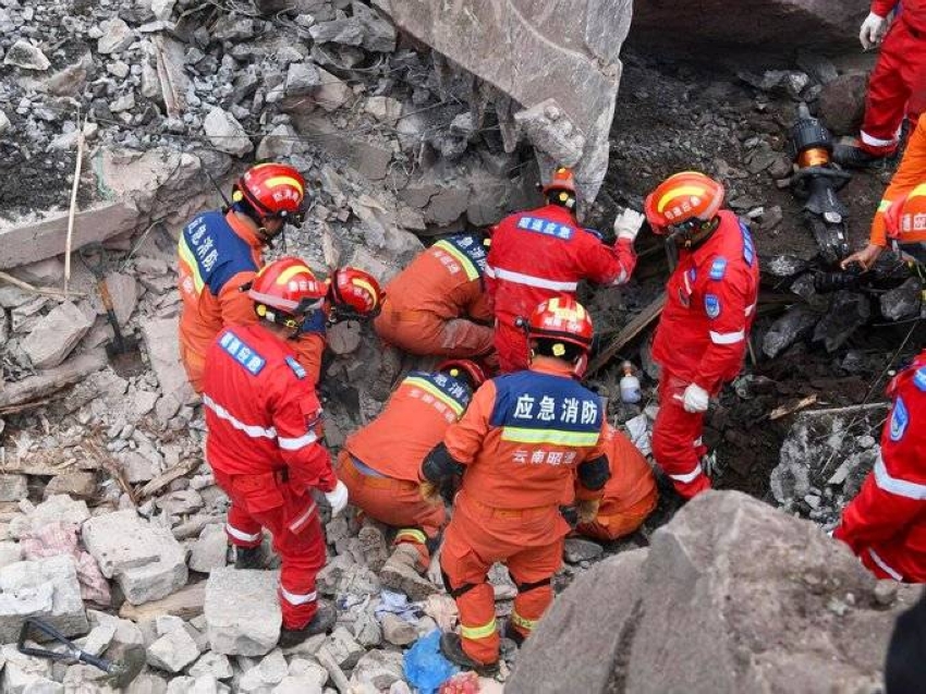 فقدان 30 شخصا إثر انهيار أرضي في جنوب غربي الصين 1 4 2224