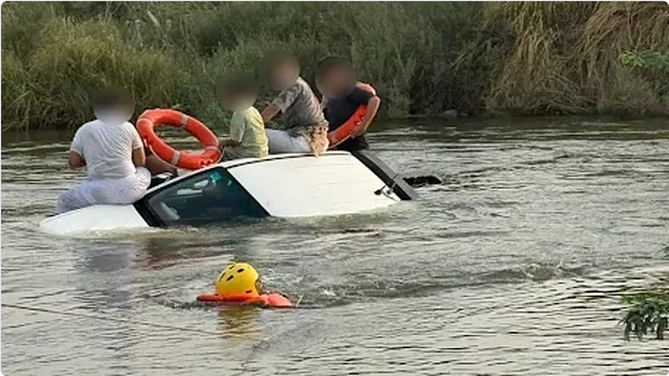 الدفاع المدني بالقنفذة يُنقذ 5 محتجزين جرفتهم السيول ويتخذ الإجراءات القانونية ضد السائق 1 4 320