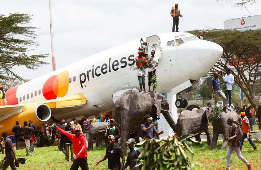 فوضى عارمة تعطل مراسم استقبال جثمان الزعيم الكيني الراحل رايلا أودينغا 1 4 321