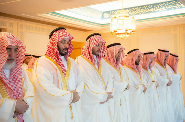 ولي العهد يؤدي صلاة عيد الفطر في المسجد الحرام مع جموع المصلين 1 4 335