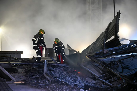 الدفاع المدني البحريني يخمد حريقًا في منشأة تضررت جراء العدوان الإيراني 1 44 2 10