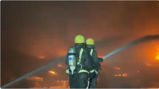 الدفاع المدني بتبوك يسيطر على حريق ورشة سيارات دون إصابات 1 44 82