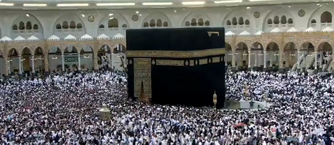 مشاهد إيمانية مهيبة.. انسيابية حركة المعتمرين في صحن المطاف فجر اليوم رغم الكثافة البشرية 1 444 103