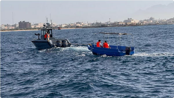 حرس الحدود بينبع ينقذ مواطنين تعطلت واسطتهما البحرية في عرض البحر 1 444 80