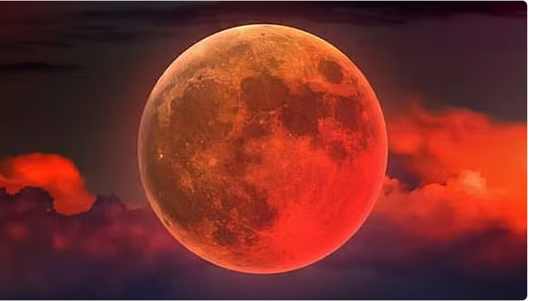 باحث فلكي يفسر ظاهرة 'القمر الأحمر' خلال الخسوف الكلي 1 444 82