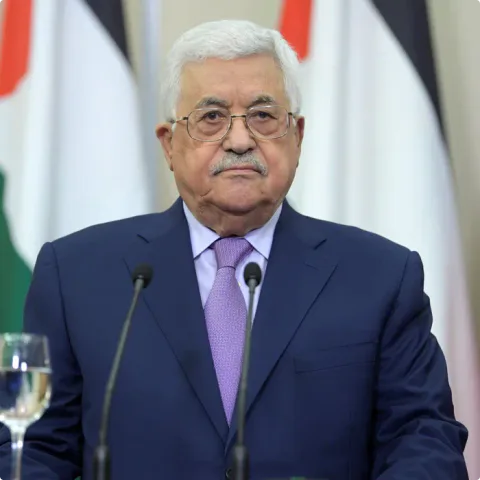 عباس يدين الاعتداءات على المملكة ويؤكد تضامن فلسطين معها