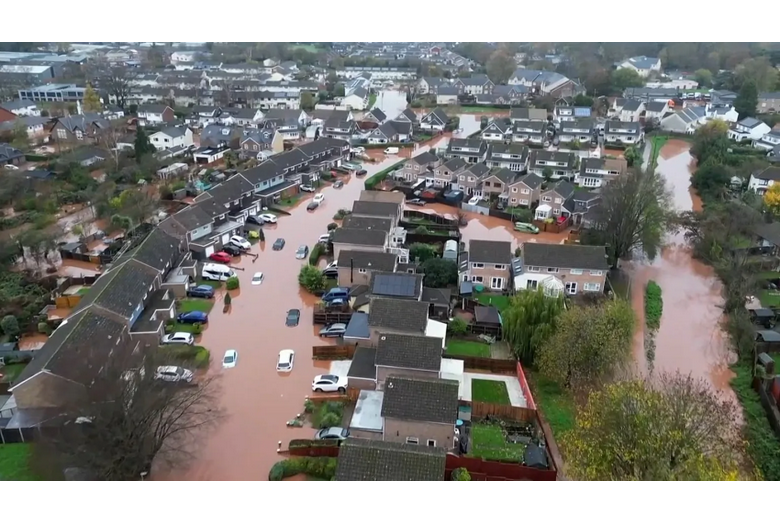 عاصفة “كلوديا” تغرق مدينة مونماوث.. إنقاذ وإجلاء عشرات السكان في ويلز 1 555 102