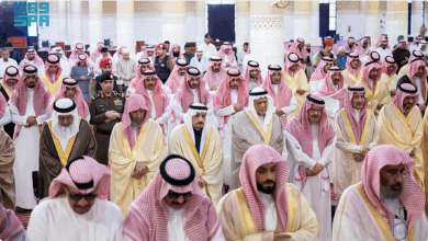 أمير الرياض يؤدي صلاة الميت على والدة الأمير مشعل بن بدر بن سعود 4 555 105