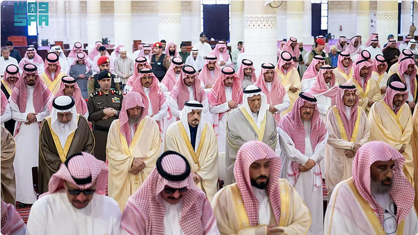 أمير الرياض يؤدي صلاة الميت على والدة الأمير مشعل بن بدر بن سعود 1 555 105