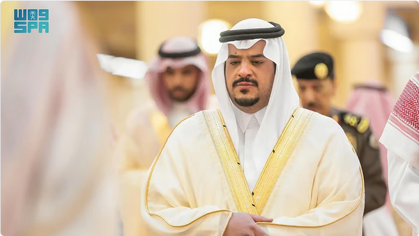 نائب أمير الرياض يؤدي صلاة الميت على والدة الأمير عبدالرحمن بن عبدالله بن فيصل بن تركي بن فرحان 1 555 77