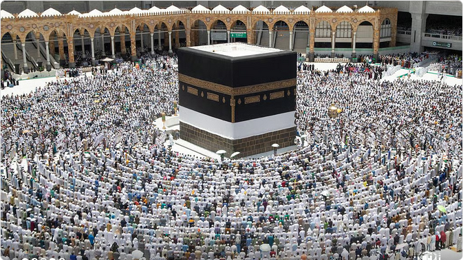 جموع المعتمرين يطوفون بالكعبة وسط أجواء روحانية عامرة بالسكينة والخشوع 1 555 94