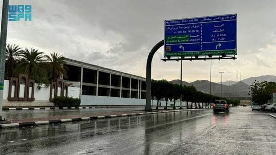 أمطار خفيفة إلى متوسطة على محافظات مكة المكرمة مع رياح نشطة وبرد وسيول محتملة حتى التاسعة مساءً 1 6 408