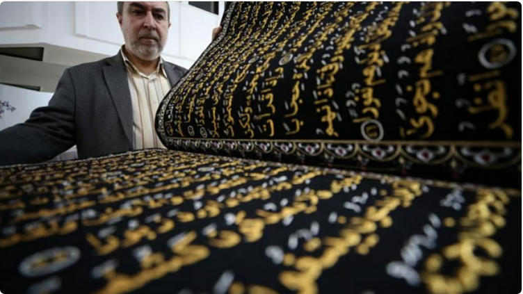 خطّاط سوريّ ينقش المصحف على القماش في 12 عامًا 1 66 106