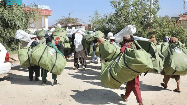 مركز الملك سلمان للإغاثة يوزع (380) حقيبة إيوائية للمتضررين من الزلزال في مديرية علينكار بأفغانستان 1 66 120