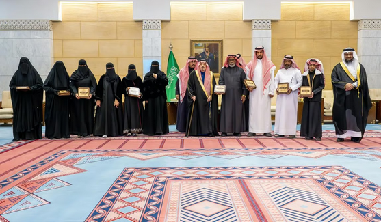 أمير الرياض يسلّم وثائق تملّك وحدات سكنية لمستفيدي تبرع ولي العهد 1 66 134