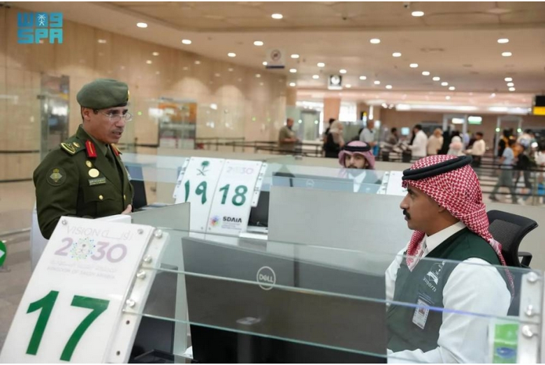 مدير عام الجوازات يتفقد مطار الملك فهد الدولي لضمان سلاسة إجراءات المسافرين 1 66 89