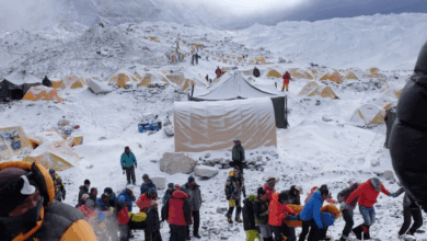 إنقاذ 350 سائحا حاصرتهم الثلوج في “عاصفة إيفرست” 2 666 98