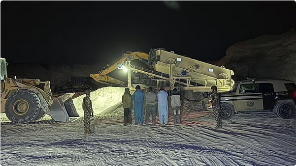 "الأمن البيئي" يضبط مخالفات في الرياض ومحمية الإمام عبدالعزيز تشمل رعي الإبل وتجريف التربة 1 6666 75