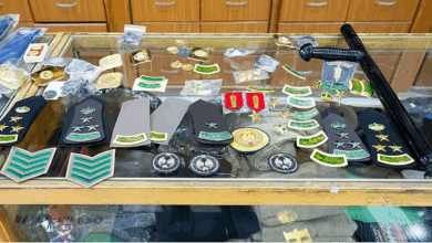 اللجنة الأمنية بإمارة الرياض تغلق 3 محال وتصادر رتبًا وشعارات عسكرية مخالفة 5 7 3 1