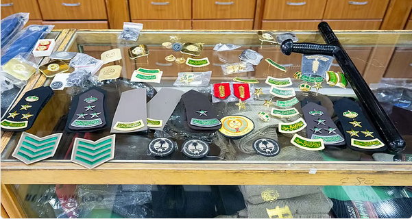 اللجنة الأمنية بإمارة الرياض تغلق 3 محال وتصادر رتبًا وشعارات عسكرية مخالفة 1 7 3 1