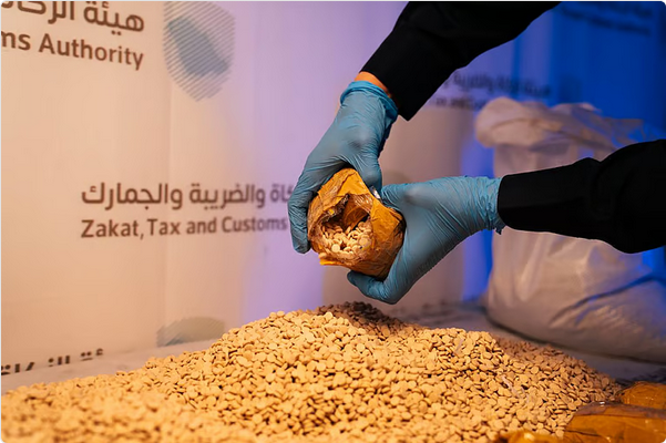 "زاتكا" تحبط تهريب أكثر من 300 ألف حبة كبتاجون عبر منفذي الحديثة وجسر الملك فهد 1 7 339