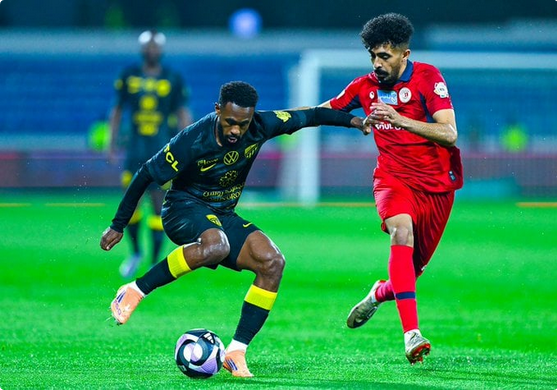 تعادل بطعم الخسارة.. الاتحاد ينجو من فخ ضمك ويفقد "فابينهو" بالحمراء 1 7 379