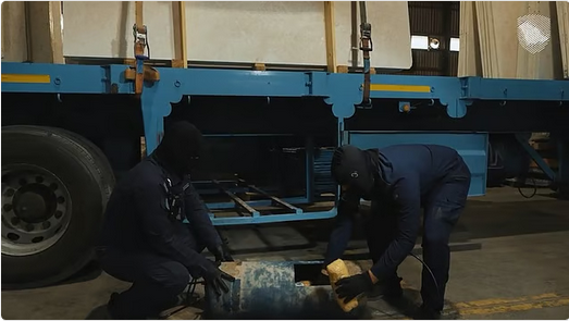 "زاتكا" تنجح في إحباط تهريب 8.9 كجم من "الشبو" عبر منفذ الربع الخالي وتُلقي القبض على شخصين 1 77 120