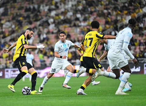 بصمة "عوار" وقذيفة "كانتي".. الاتحاد يتجاوز عقبة الأخدود ويقتحم حاجز الـ 30 نقطة في دوري روشن 1 77 139