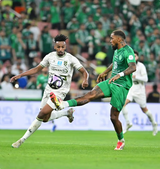 الأهلي يقتنص وصافة دوري روشن بثنائية في شباك الحزم 1 77 143