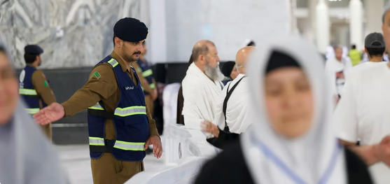 الدفاع المدني يعزز إجراءات السلامة والخدمات الإنسانية في المسجد الحرام برمضان 1447 1 77 147