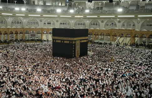 صحن المطاف قلب المسجد الحرام النابض يجمع بين عمق الشعيرة وروح التطوير السعودي 1 77 3 3