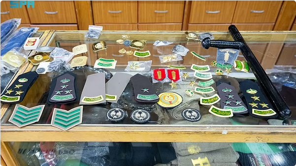 اللجنة الأمنية بالرياض تغلق محلًا مخالفًا وتصادر رتبًا وشعارات عسكرية 1 777 106