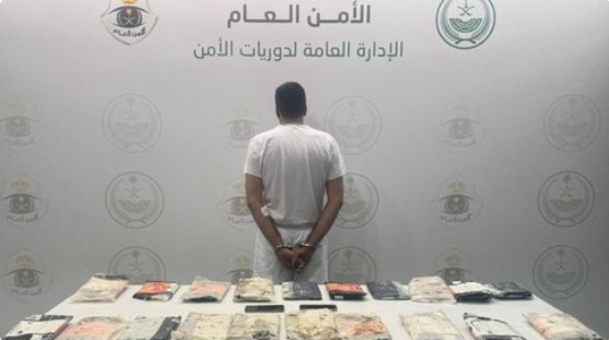 دوريات الأمن بعسير تضبط مواطنًا بحوزته 17 كجم من الحشيش 1 777 135