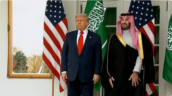 قبل التوجّه إلى المكتب البيضاوي..ولي العهد والرئيس الأميركي يلتقطان صورة تذكارية في البيت الأبيض 1 777 2 6