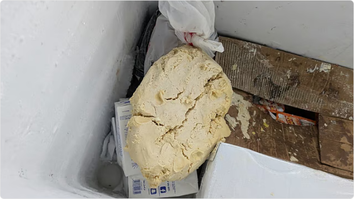 "أمانة جدة تداهم وتغلق مخبزاً مخالفاً في حي الحرازات" 1 8 363