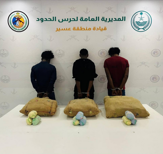 حرس الحدود بعسير يقبض على (3) مخالفين لتهريبهم (72) كيلوجرامًا من القات المخدر 1 8 393