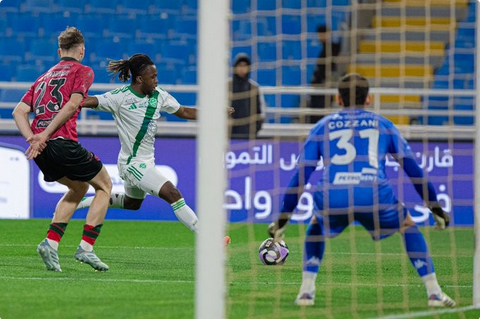 بصمة "إيفان توني" تقود الأهلي لتخطي عقبة الخلود واحتلال وصافة دوري روشن 1 8 4 3