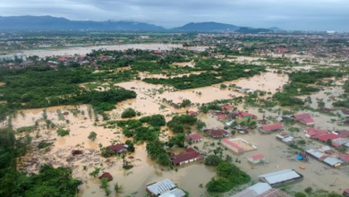 إعصار "بينها" يضرب الفلبين: فيضانات عارمة تحاصر القرى وتخلف ضحايا وآلاف النازحين 14 8 405